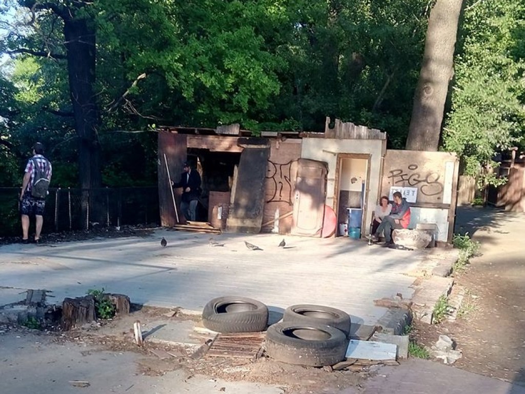 На столичных Нивках на месте снесенных МАФов появился туалет и ночлежка бездомных (ФОТО)