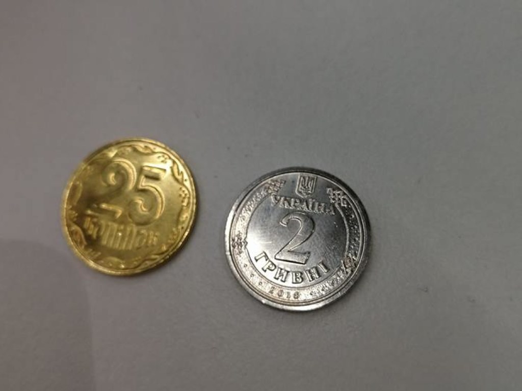 В соцсетях обсудили новый образец денег: киевляне удивились размеру двухгривенных монет (ФОТО)