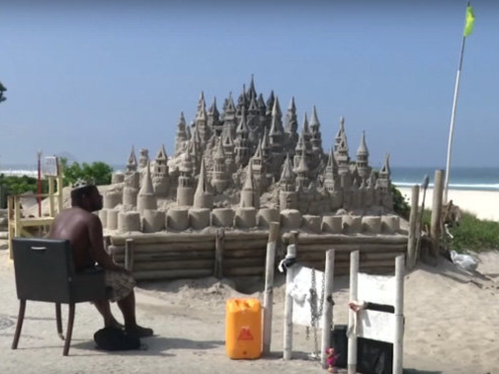Бразилец на пляже построил замок из песка, где проживает вот уже 22 года (ФОТО, ВИДЕО)