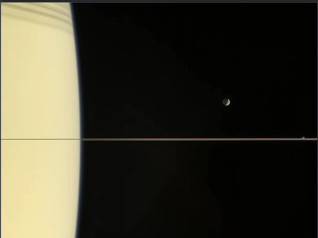 NASA показало уникальное фото колец Сатурна и трех его лун
