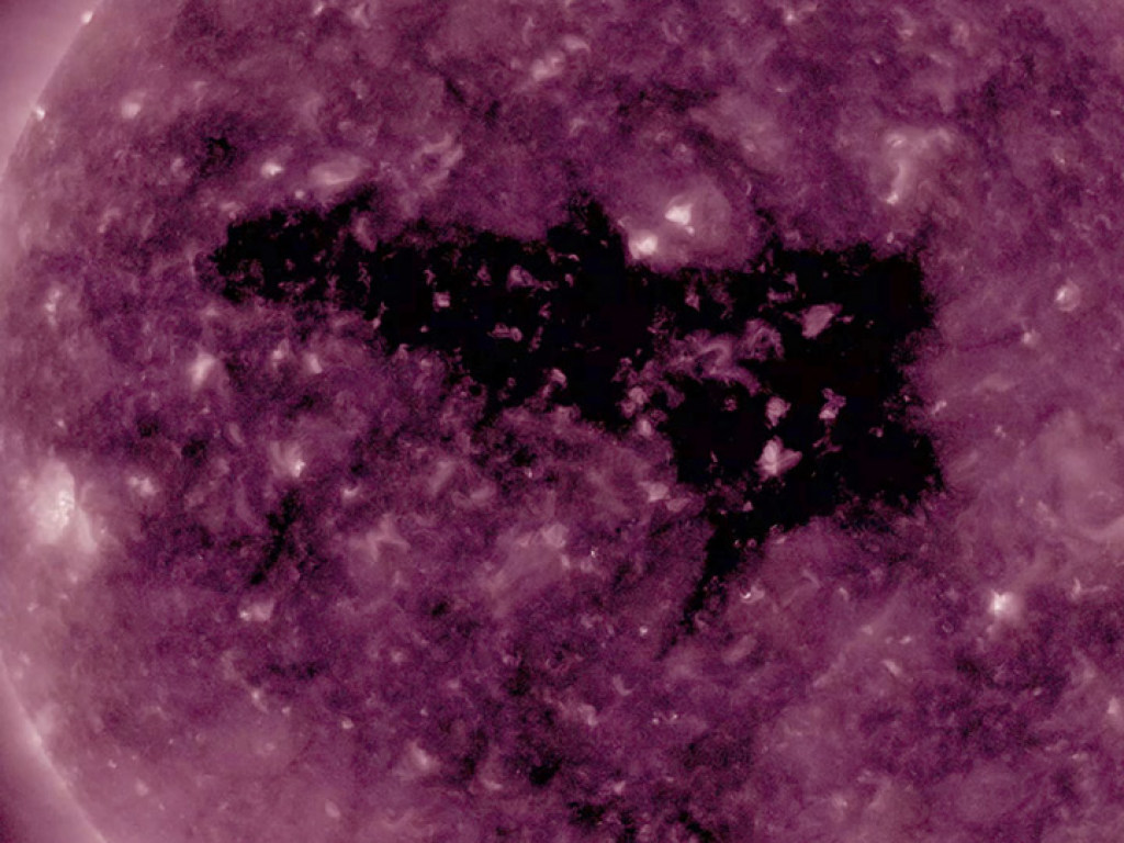 NASA обнаружило на Солнце очередную черную дыру (ФОТО, ВИДЕО)