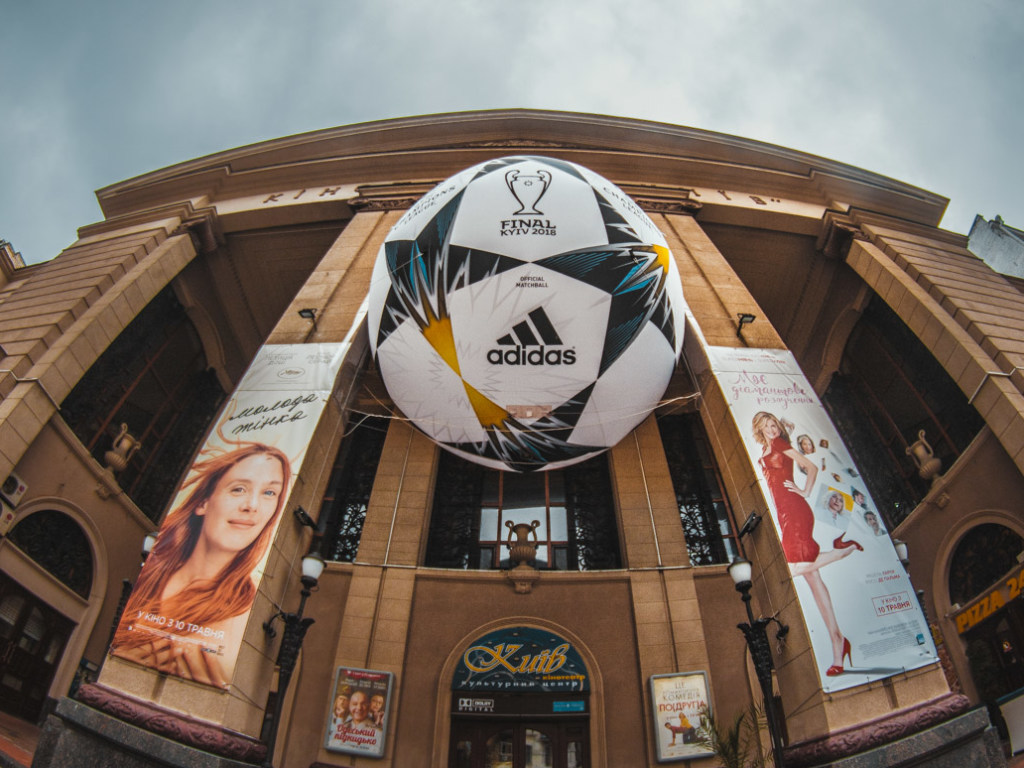 В центре Киева появились гигантские футбольные мячи (ФОТО)