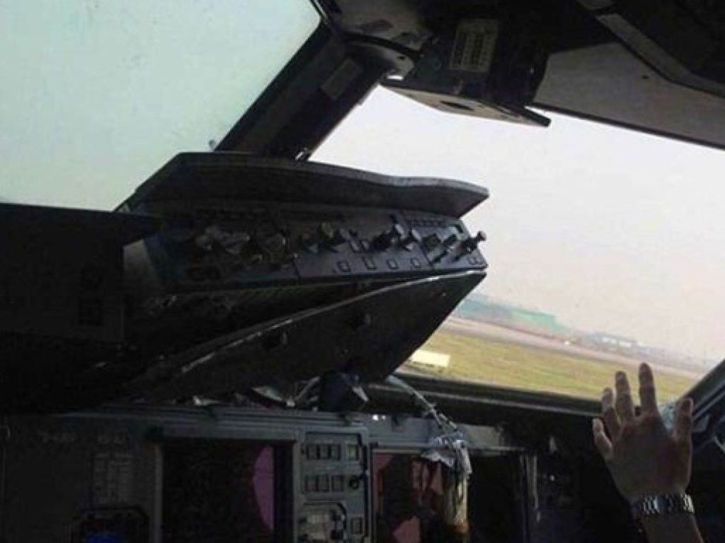 В кабине пилотов самолета во время полета выпало стекло (ФОТО)