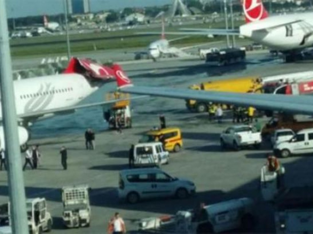 Два пассажирских самолета столкнулись в аэропорту Стамбула (ФОТО, ВИДЕО)