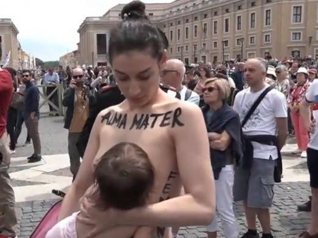 Обнаженная активистка Femen покормила грудью ребенка на площади в Ватикане (ФОТО, ВИДЕО)