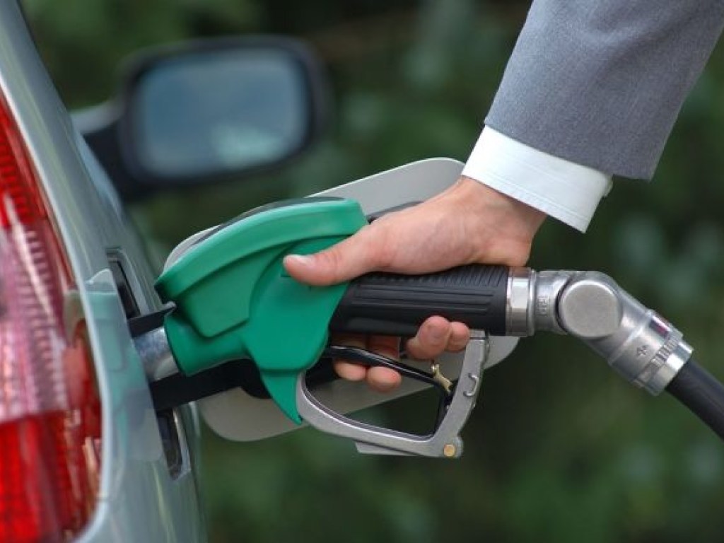 Бензин в Украине подорожает на 2,8 гривны за литр – эксперт