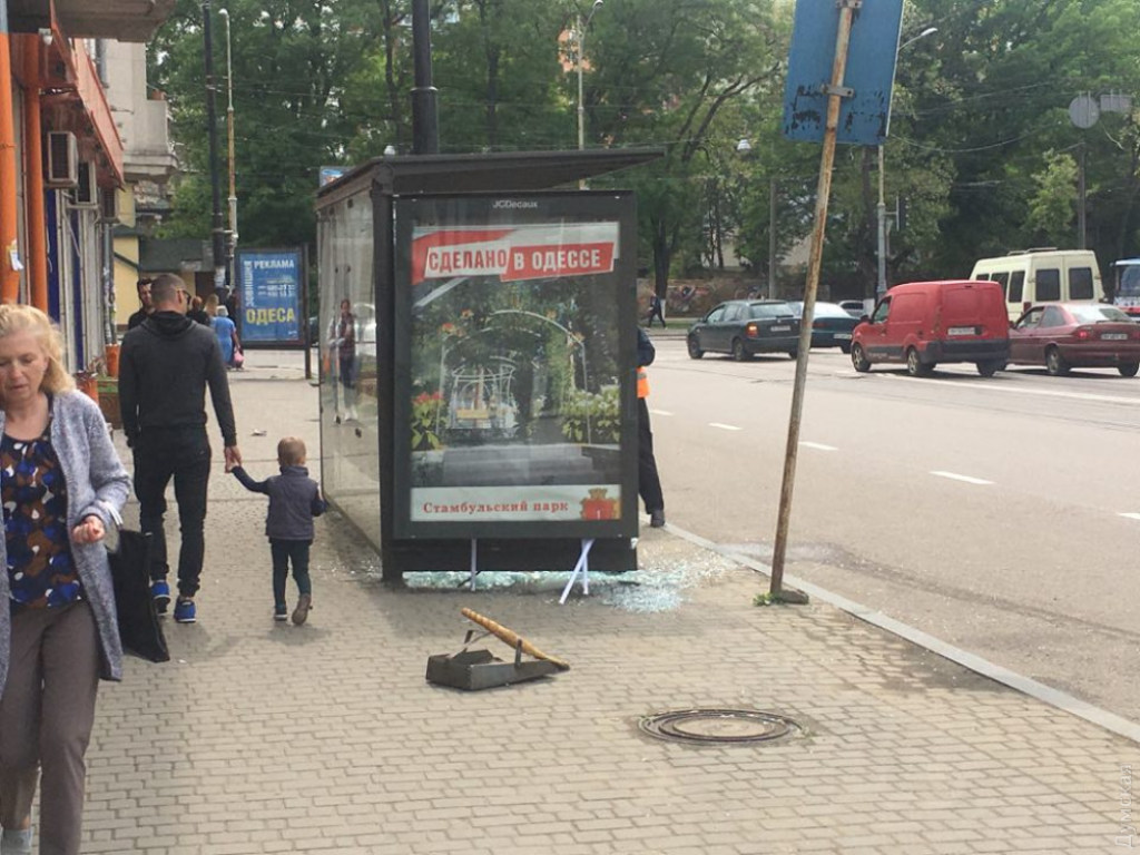 В центре Одессы черный «Мерседес» въехал в остановку и скрылся с места аварии (ФОТО)