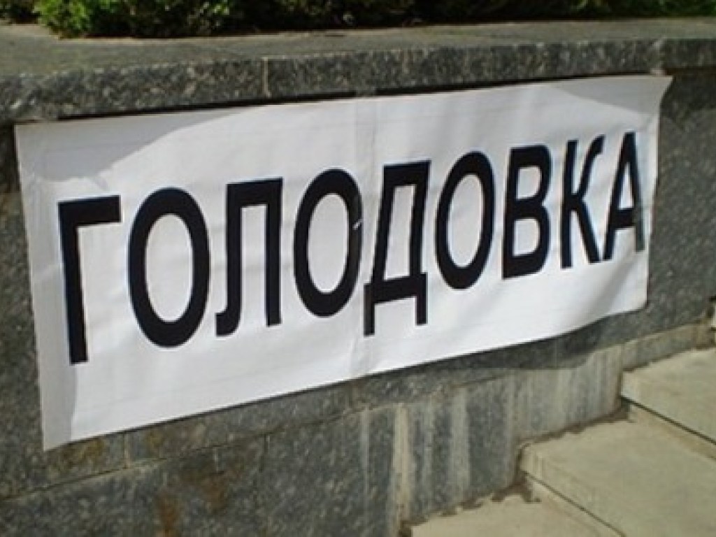 Во Львовской области мэр города объявил голодовку и вынес кабинет на площадь (ВИДЕО)