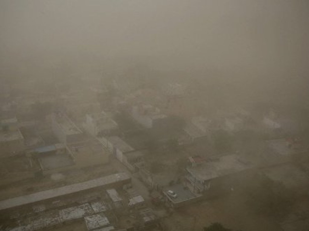 В Индии более 60 людей стали жертвами песчаной бури и ливней (ФОТО)