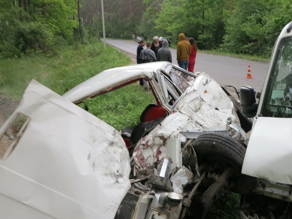 Смертельное ДТП под Киевом: погиб водитель, пассажирка в реанимации (ФОТО)