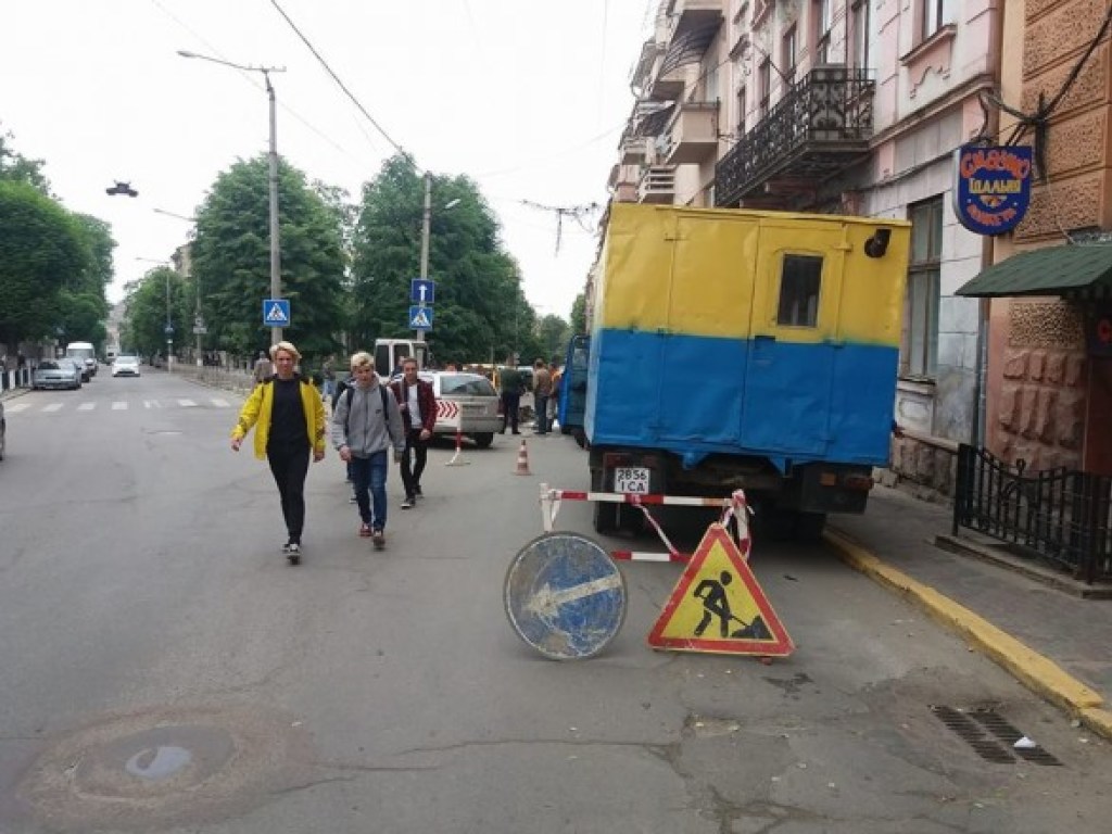 В Черновцах из-за прорыва водопроводной сети перекрыли улицу (ФОТО, ВИДЕО)