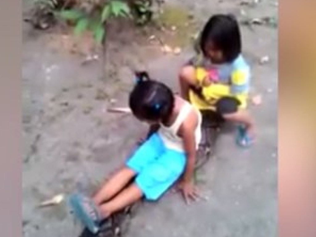 В Индонезии девочки прокатились на спине гигантского питона (ВИДЕО)
