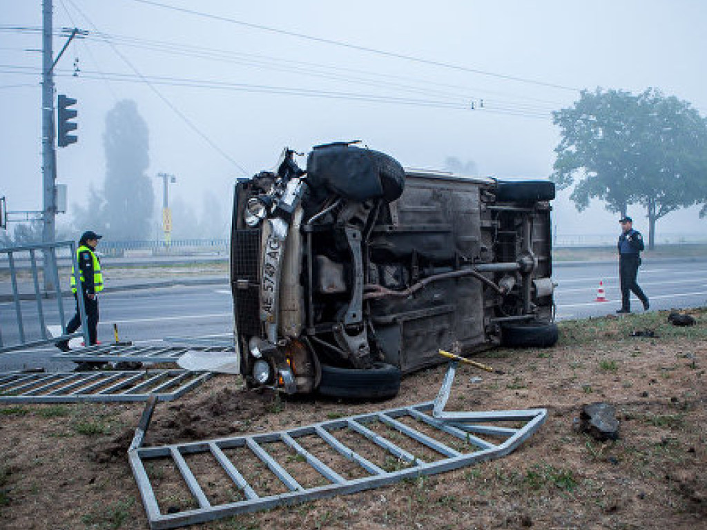 В Днепре ВАЗ на большой скорости снес забор, водитель погиб на месте (ФОТО, ВИДЕО)