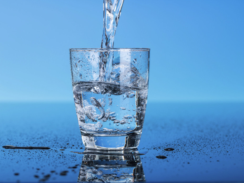 Врач: нехватка чистой воды в рационе грозит мигренями
