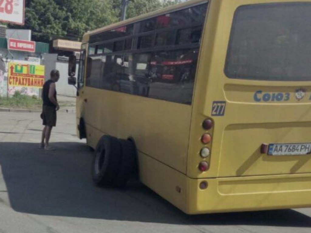 Уже не впервые: В Киеве у маршрутки на ходу отпали колеса (ФОТО)