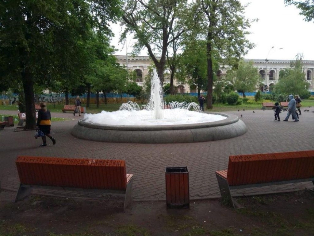 В Киеве на Подоле хулиганы вспенили фонтан (ФОТО)
