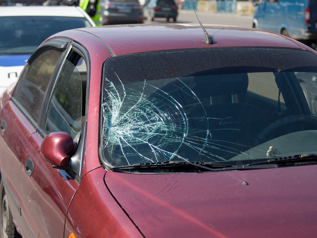 В Днепре водитель Chevrolet сбил мужчину, который спешил на троллейбус (ФОТО)