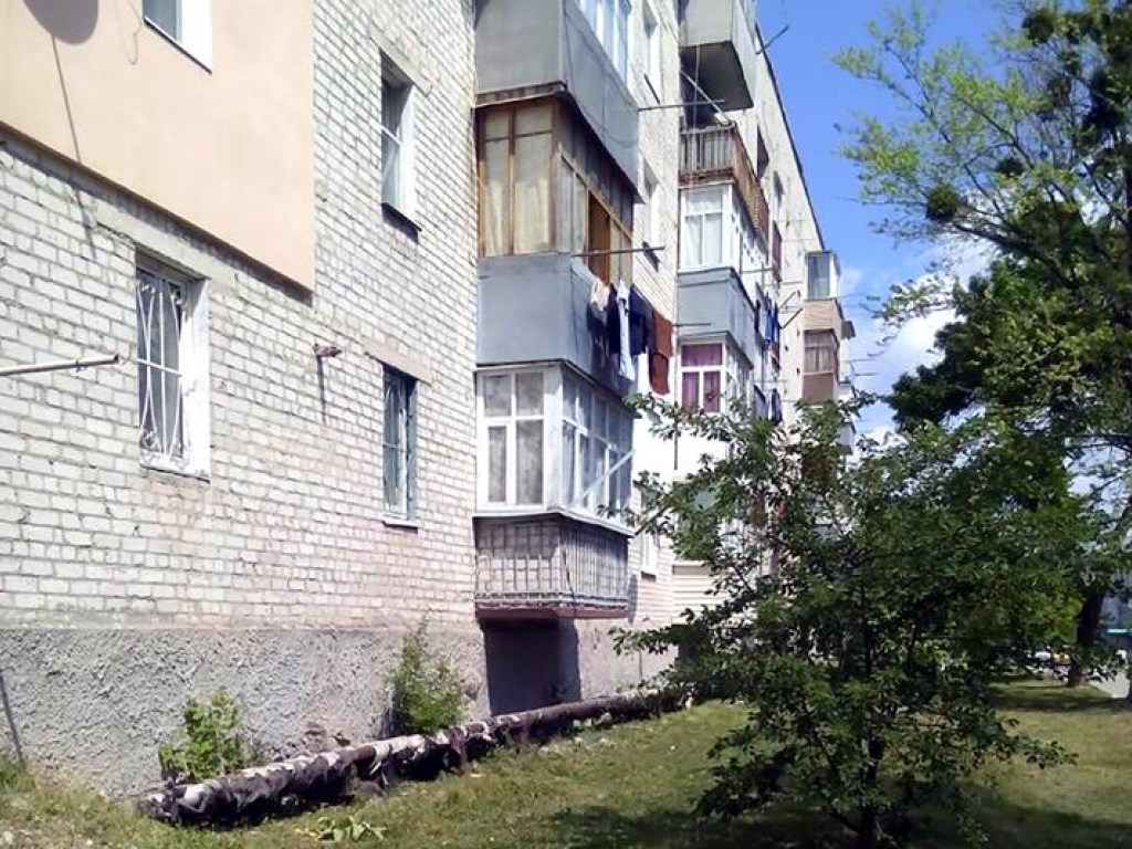 Отчим оставил ребенка одного в квартире: в Харькове 8-летний ребенок выпал с пятого этажа (ФОТО)