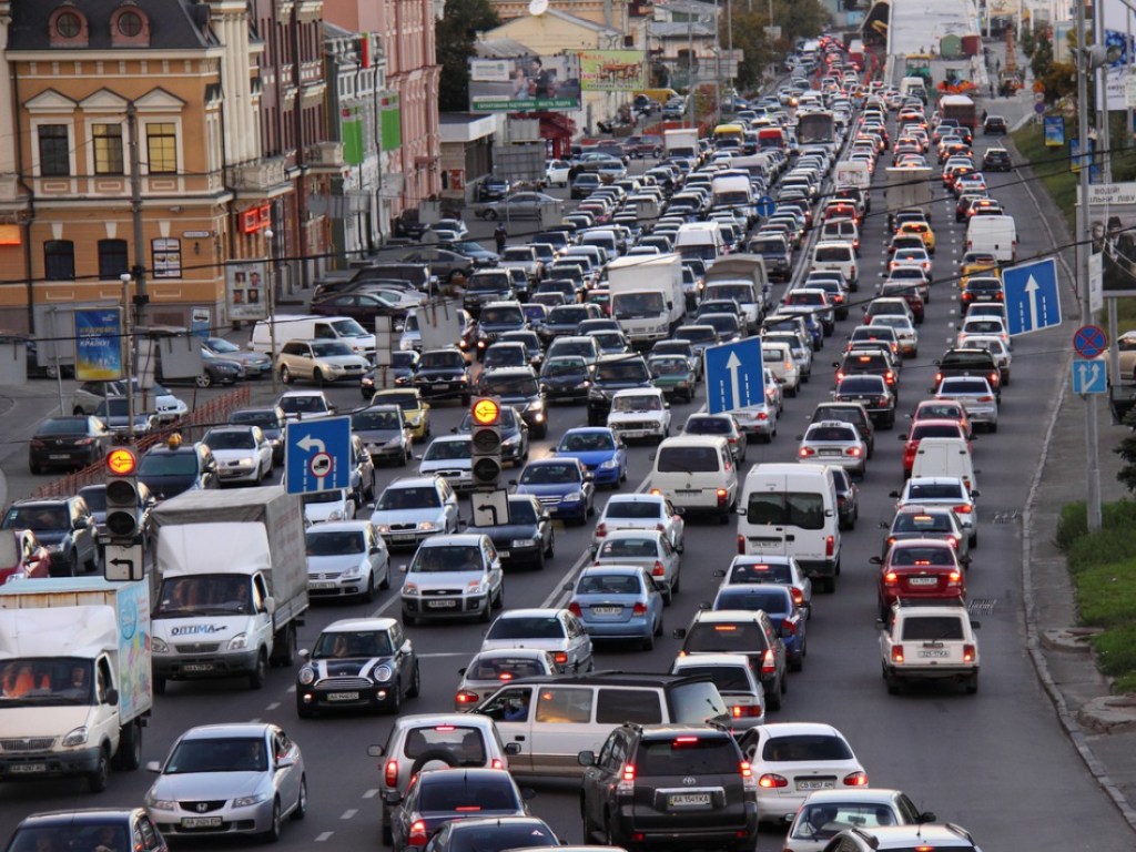 Киев стоит: в городе 8-балльные пробки (КАРТА)