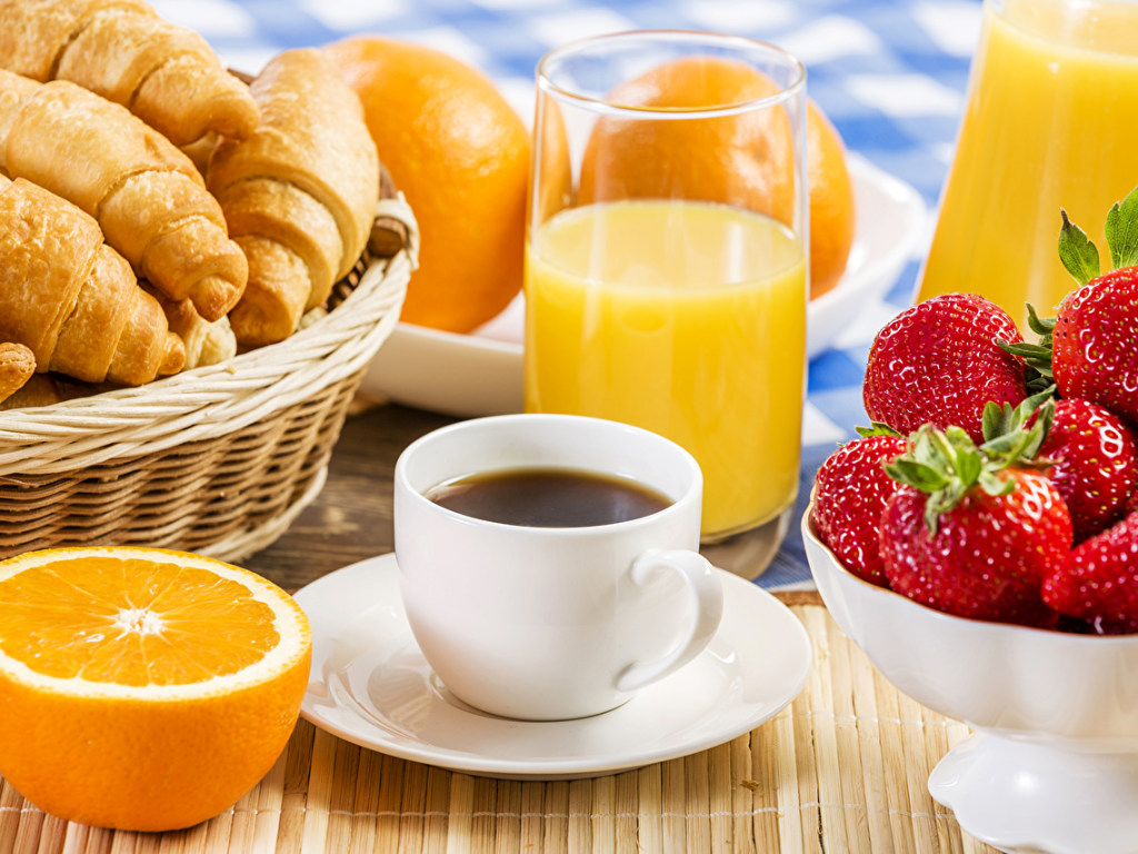Свежевыжатый сок, фрукты и кофе категорически не подходят для завтрака &#8212; врач