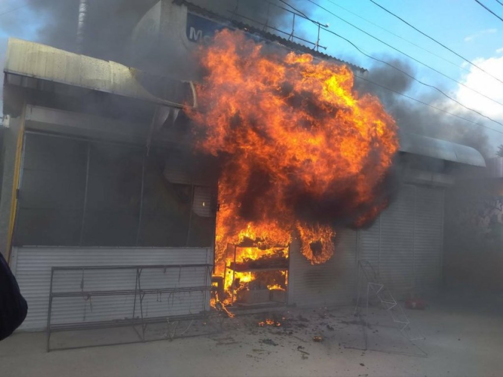 В Вознесенске горел киоск промышленных товаров (ФОТО)