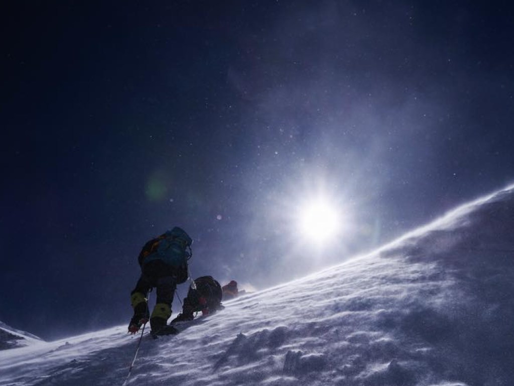 С Эвереста вертолетом эвакуировали двух украинских альпинистов