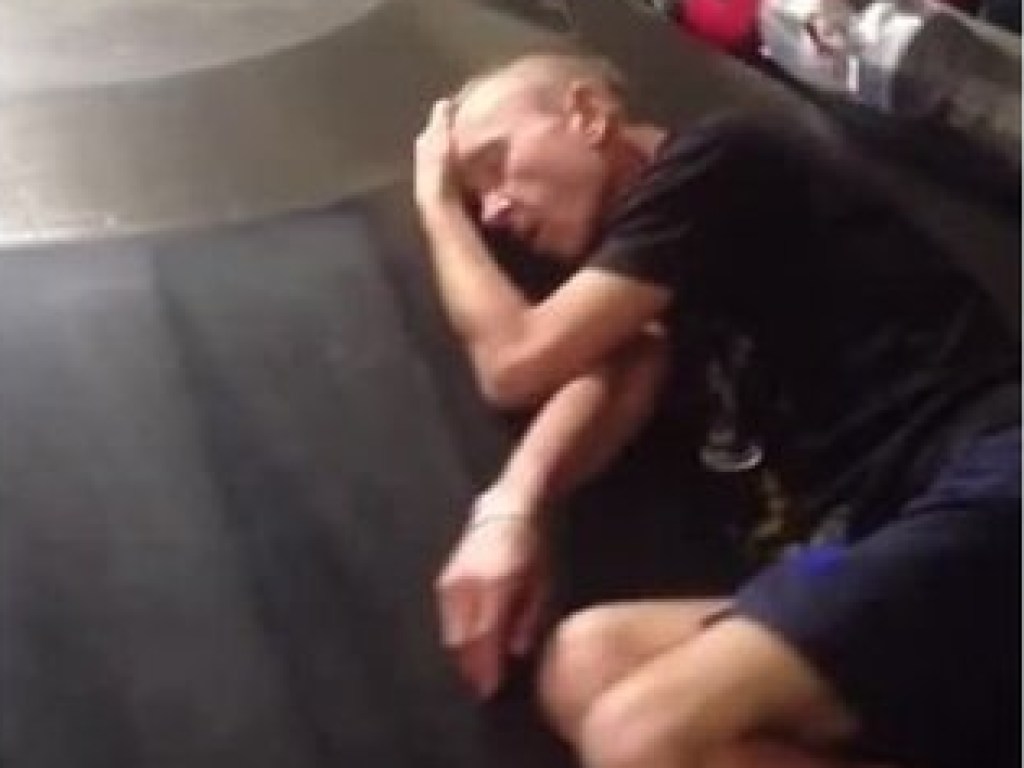 Житель Норвегии уснул на багажной ленте в аэропорту (ФОТО)