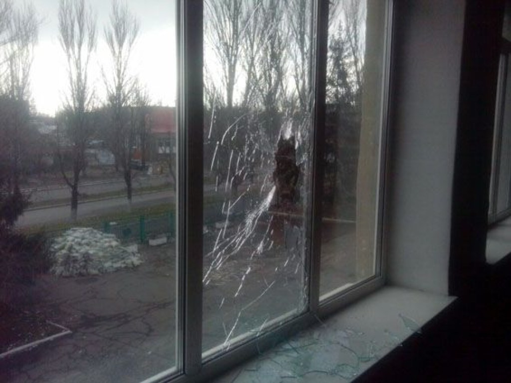 В Светлодарске под обстрел попала школа, есть пострадавшие (ФОТО)