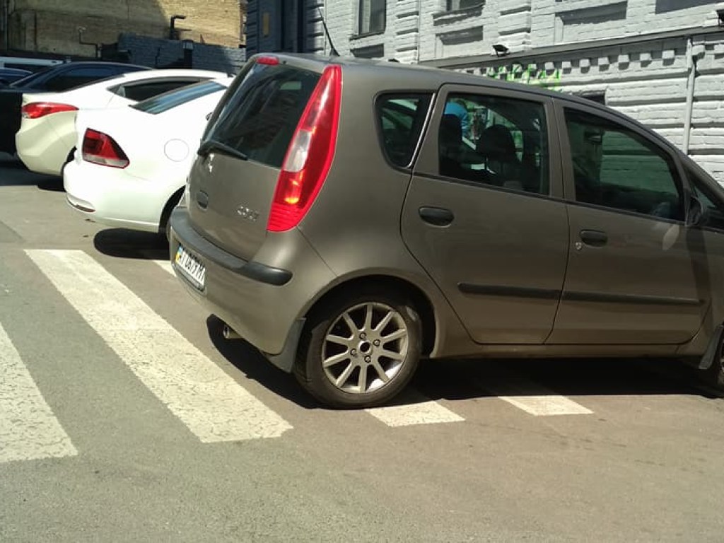 В центре Киева «герой парковки» оставил иномарку на пешеходном переходе (ФОТО)