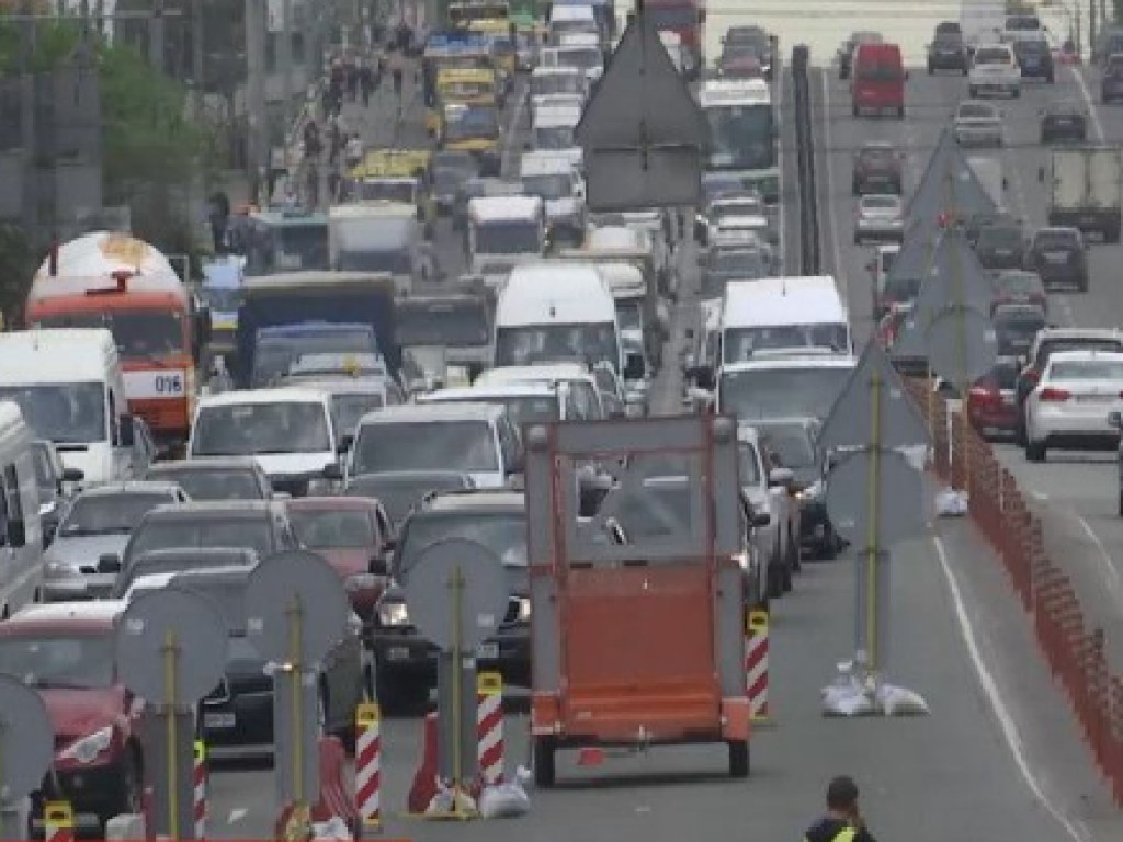 Центр Киева парализовали пробки, общественный транспорт курсирует вне графика
