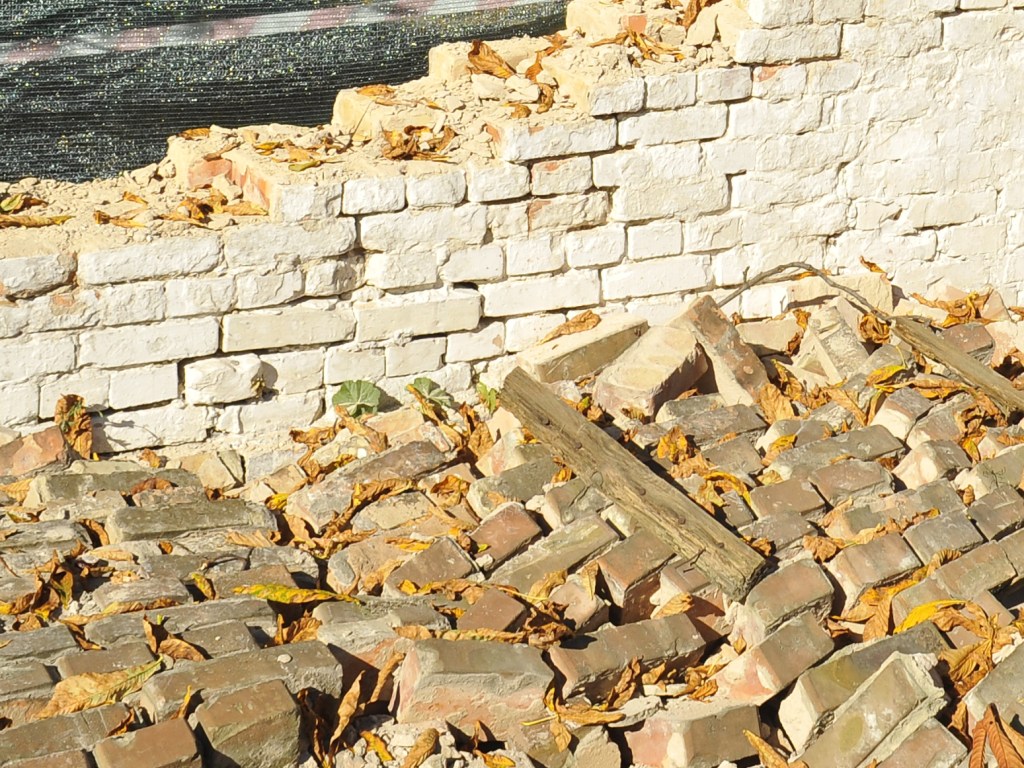 На рынке Кременчуга обвалилась кирпичная стена: пострадал ребенок