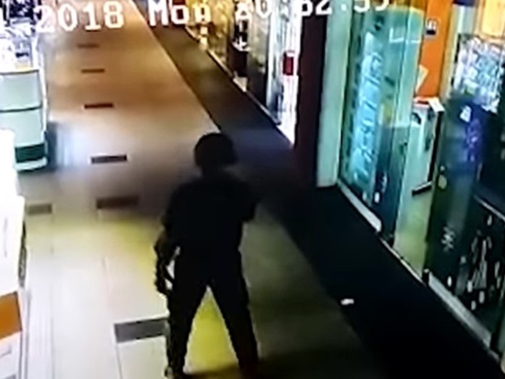 Настоящий боевик: появилось новое видео бандитского налета на ювелирный магазин в Херсоне