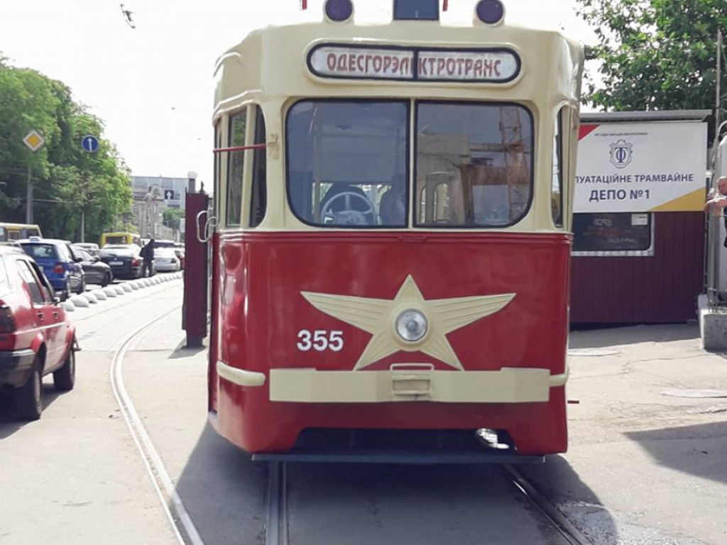 Жителям Одессы показали уникальный советский трамвай (ФОТО)