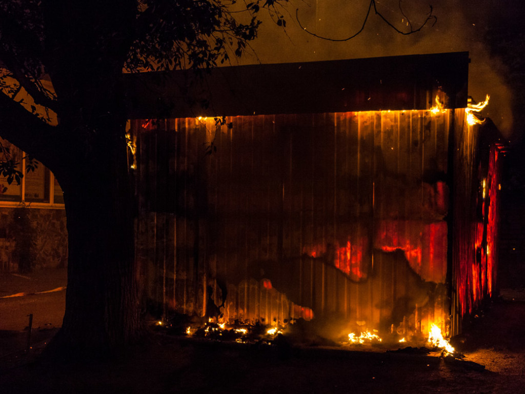 Ночью в Днепре сгорел продуктовый киоск (ФОТО, ВИДЕО)
