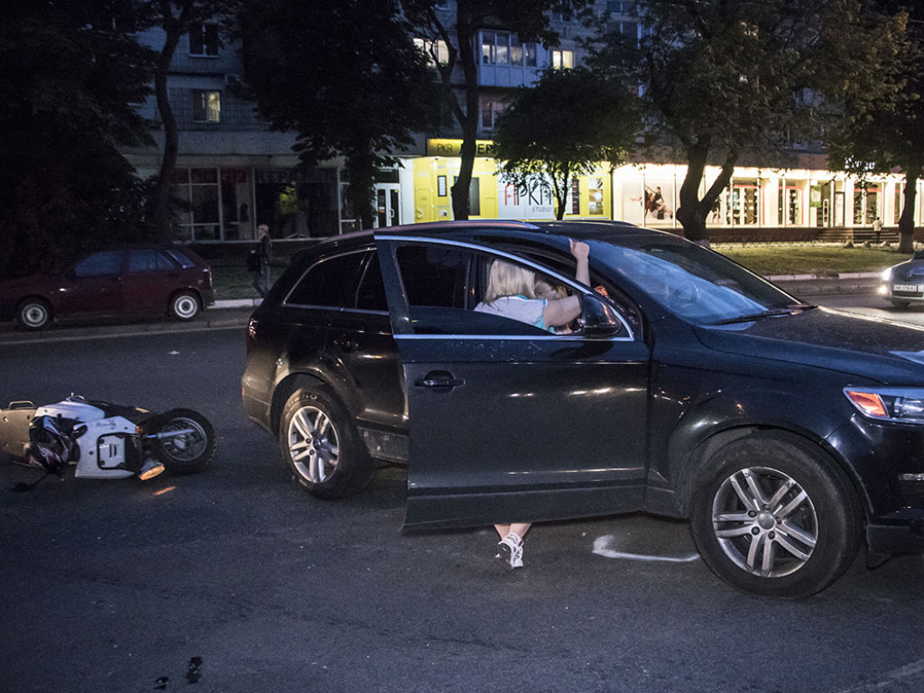 На Куреневке в Киеве скутер врезался в Audi, есть потрадавшие (ФОТО, ВИДЕО)