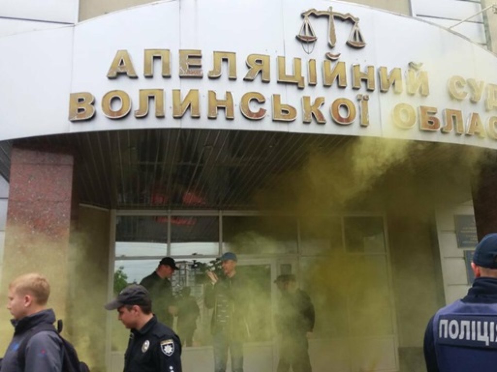 В Луцке забросали дымовыми шашками суд над бизнесменом, сбившим подростка (ФОТО)