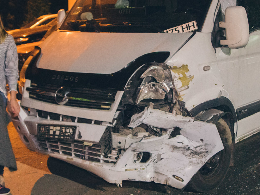 В Киеве бус с пьяным водителем протаранил авто, пострадал пассажир и беременная девушка (ФОТО, ВИДЕО)