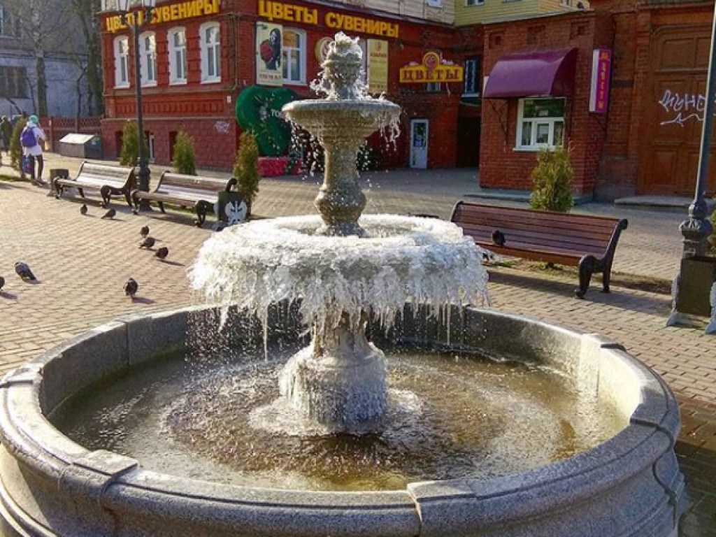 Из-за аномальных холодов в России начали замерзать фонтаны (ФОТО, ВИДЕО)