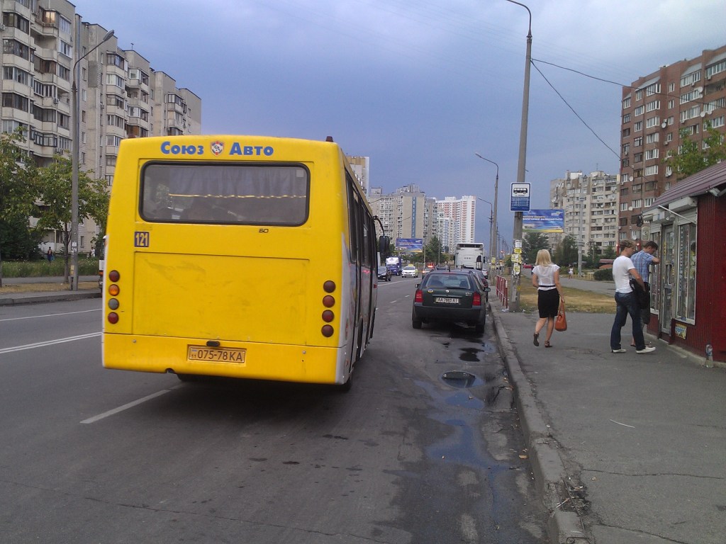 В Киеве заметили маршрутку с дырой в полу (ВИДЕО)