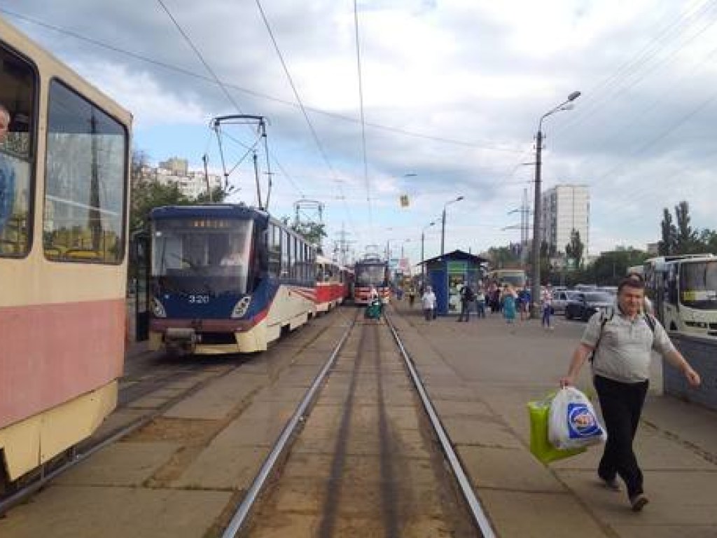 В Киеве из-за утреннего ДТП почти на час остановились трамваи (ФОТО)