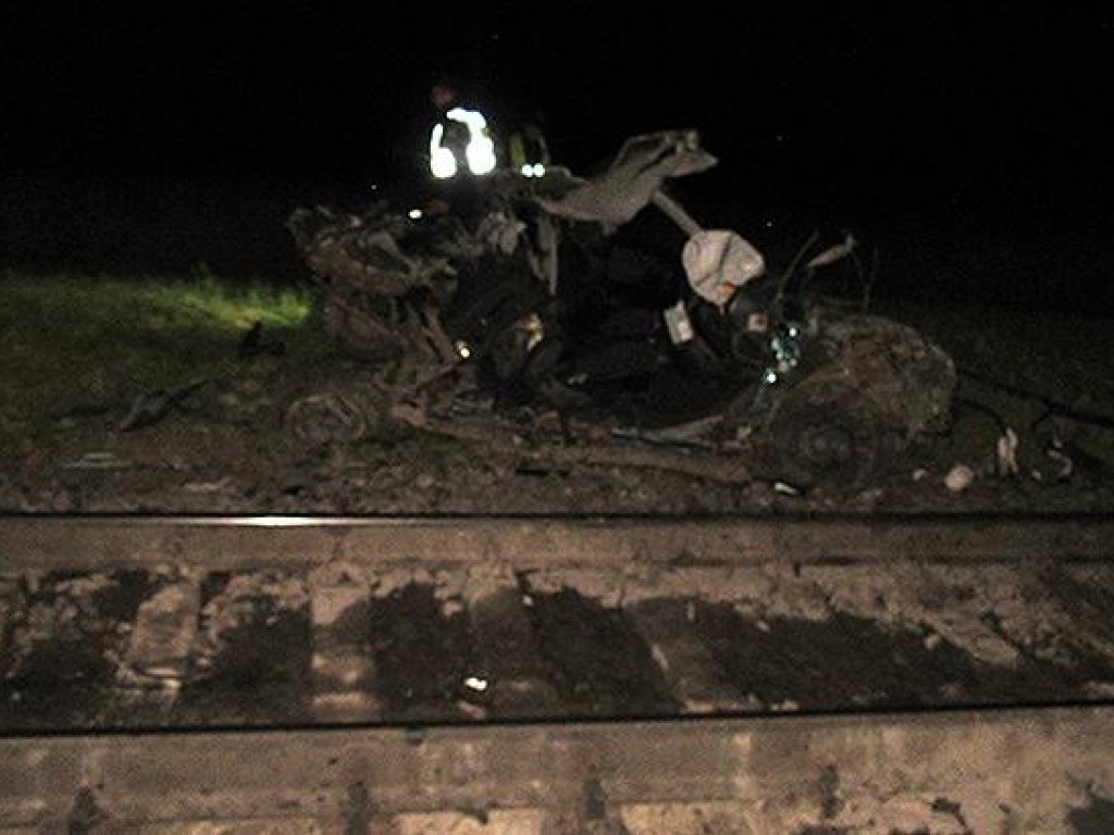 В Ивано-Франковской области автомобиль въехал в поезд, есть погибший (ФОТО)