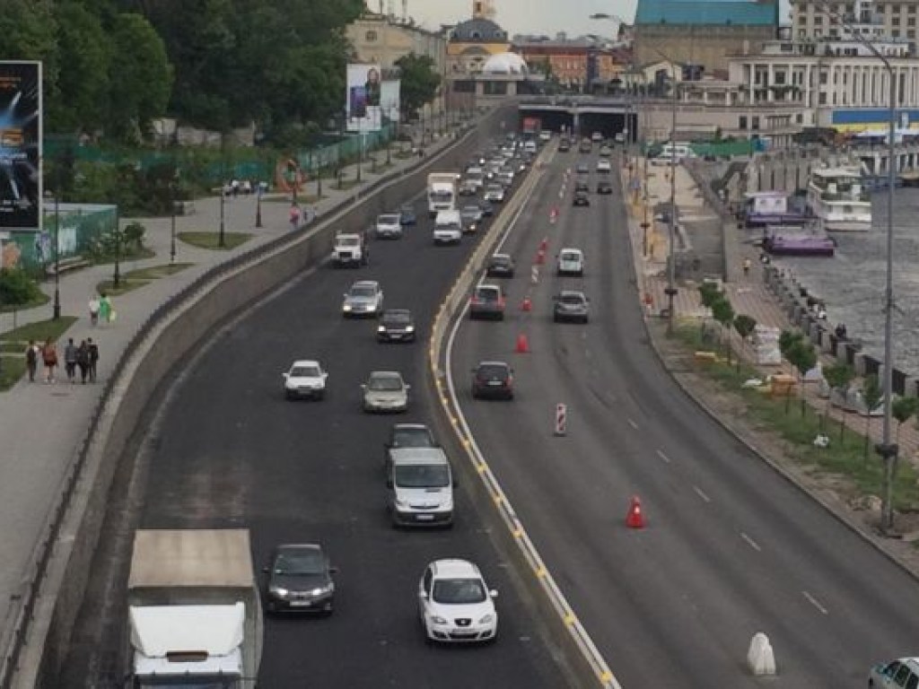 В Киеве открыли Набережное шоссе после капремонта:  в соцсетях возмущены качеством работ   (ФОТО)