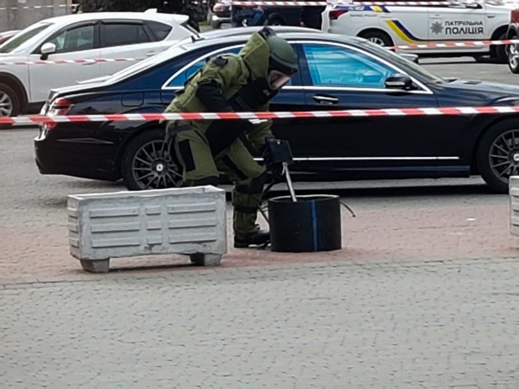 В Киеве на Лобановского «заминировали» Mercedes и оставили записку с угрозами (ФОТО)