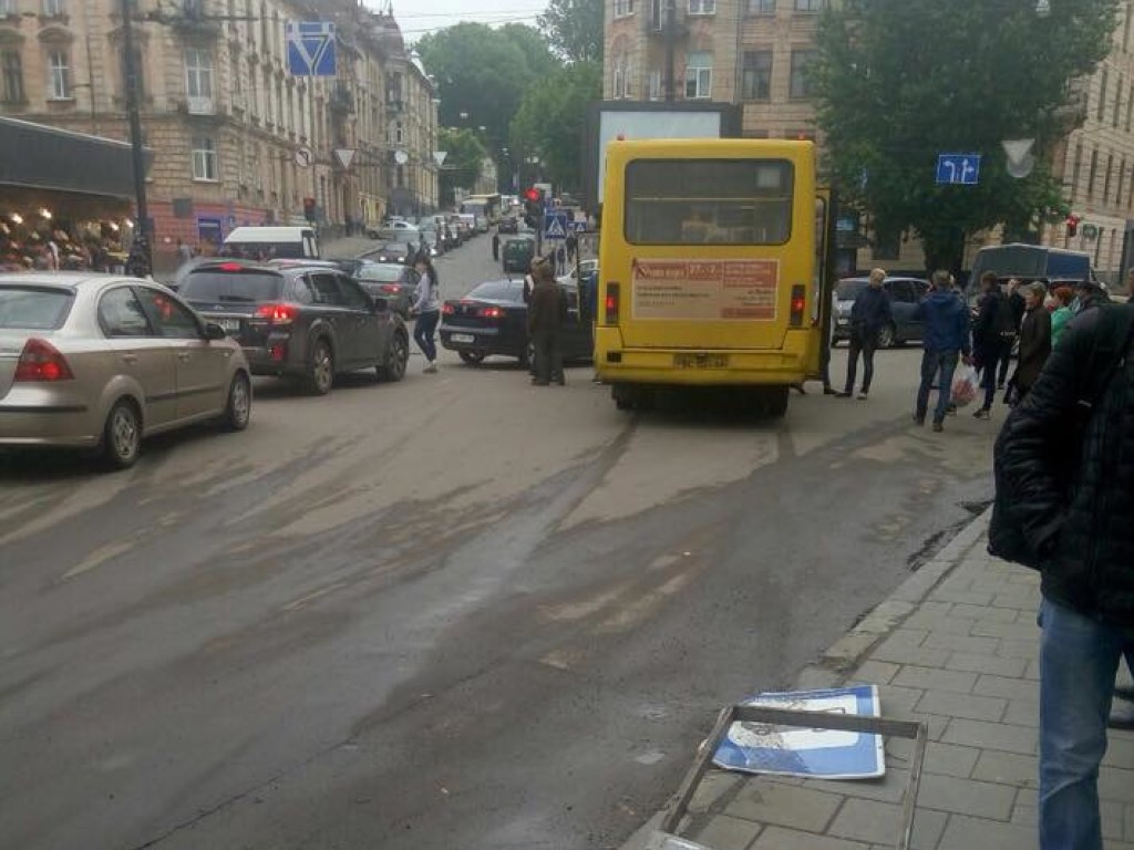 Во Львове водитель маршрутки на ходу потерял сознание, автобус снес дорожные знаки (ФОТО)