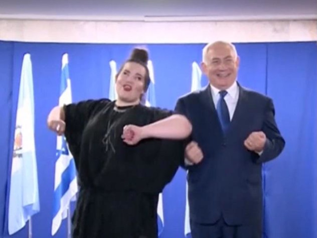 Премьер Израиля станцевал «куриный» танец с победительницей «Евровидения-2018» (ФОТО, ВИДЕО)