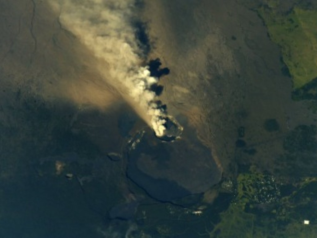 Вулкан Килауэа на Гавайях  выбросил столб пепла на высоту 9 км (ФОТО)