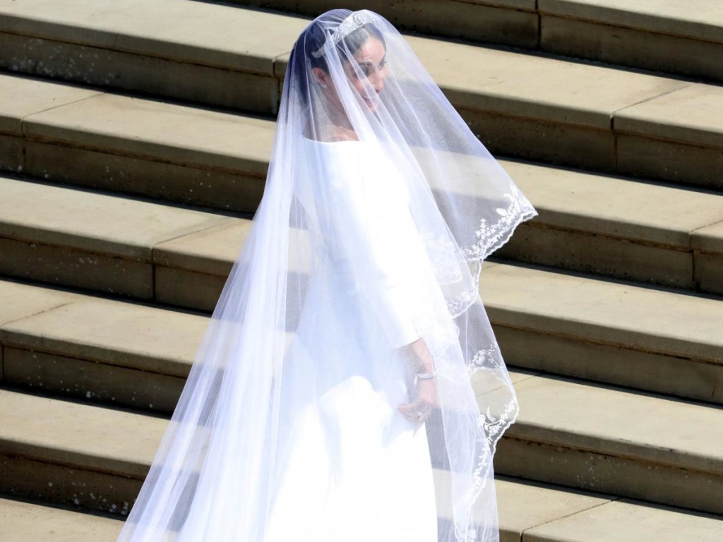 Свадебный наряд Меган Маркл в деталях: 5-метровая фата и тиара из бриллиантов
