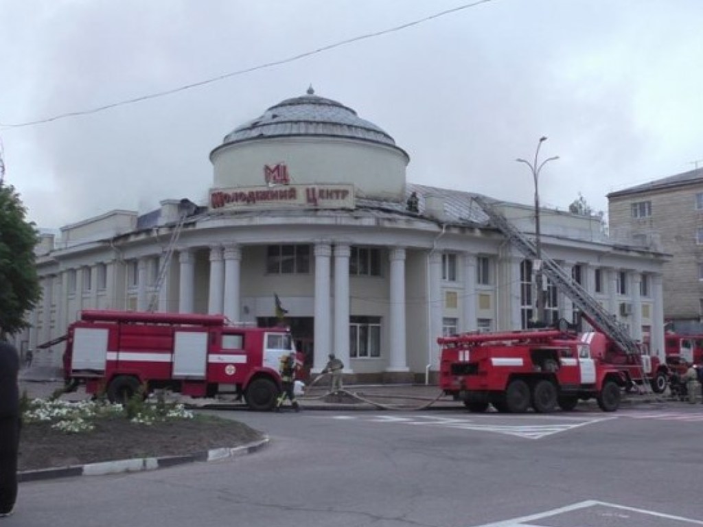 В Житомирской области 7 часов горел молодежный центр (ФОТО)