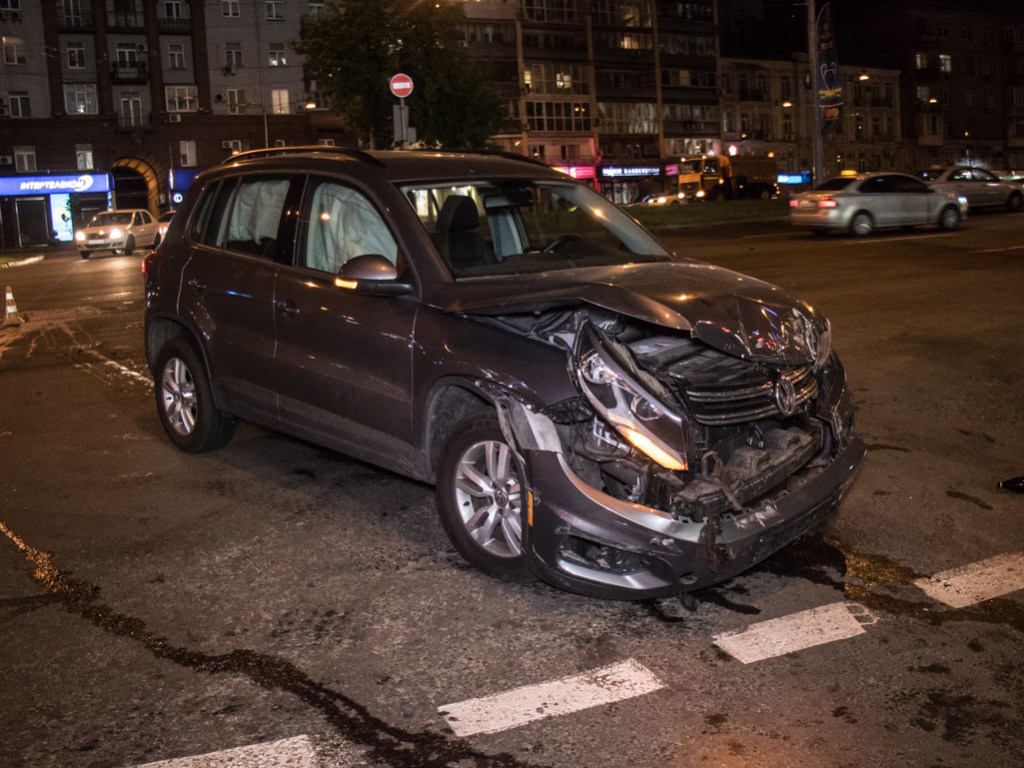 Возле столичного ТРЦ произошло «пьяное» ДТП: дорогу не поделили Volkswagen и Citroen (ФОТО, ВИДЕО)