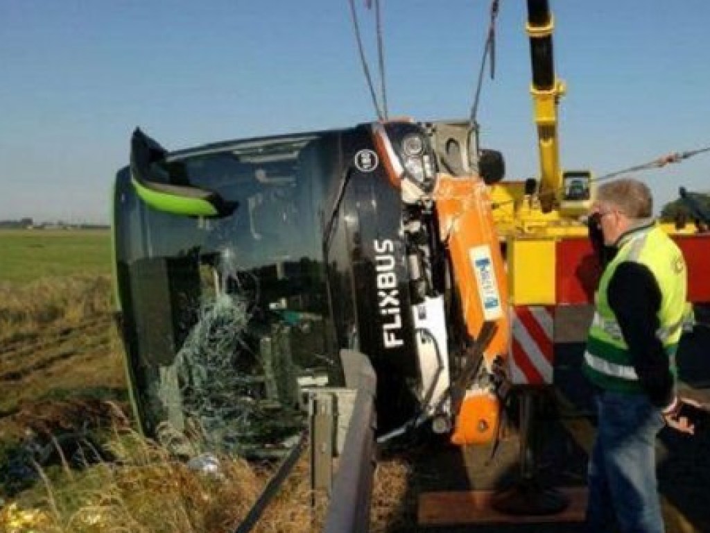 На севере Италии перевернулся автобус известного лоукост-перевозчика: 26 пострадавших (ФОТО)